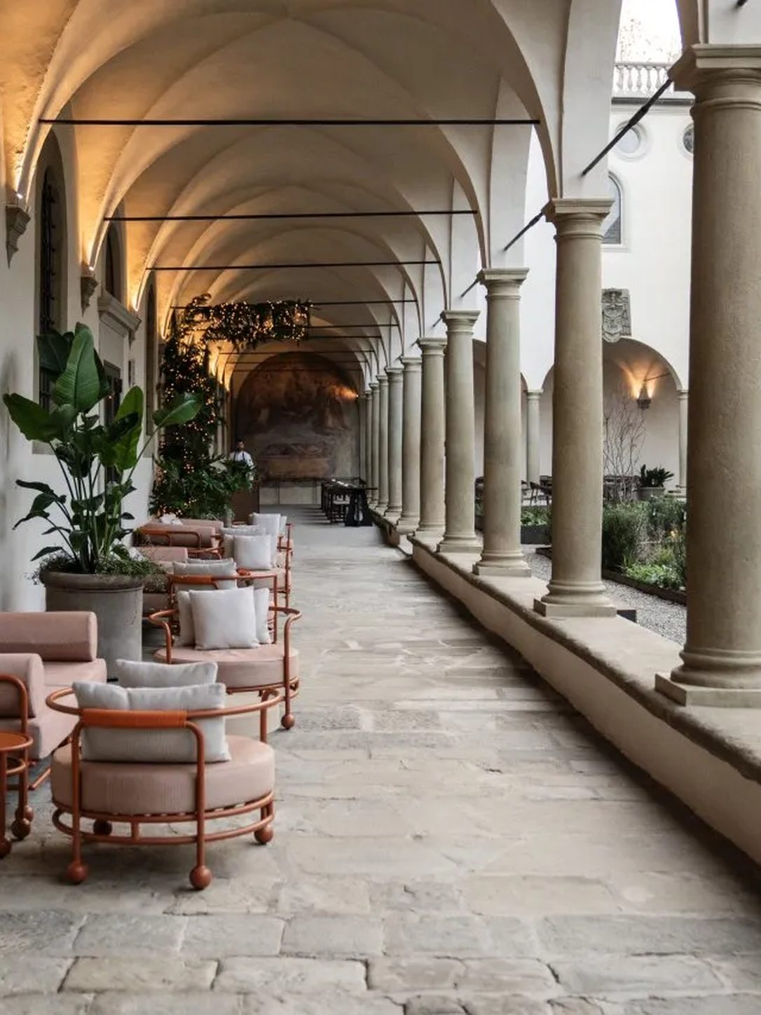 Chiostro Syntonia, loggiato sul chiostro al tramonto