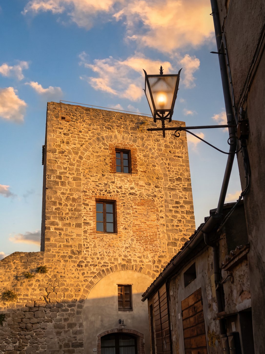 Torre Syntonia, la torre al tramonto dal vicolo